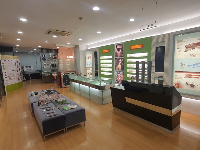 ▲ 대구보건대학교(총장 남성희)가 5일 교내 모의안경원에서 아트안경 전시회를 열었다.ⓒ대구보건대