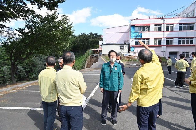 ▲ 경북교육청(교육감 임종식)은 이번 태풍 ‘힌남노’로 인해 절개지면 산사태로 피해를 입은 포항 대흥중을 비롯, 피해 학교에 대한 빠른 복구 및 정상 학사운영을 위해 피해 현장 안전점검을 전면 실시 중에 있다고 밝혔다.ⓒ경북교육청