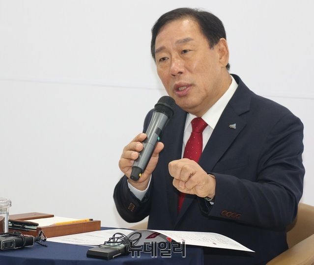 ▲ 최민호 세종시장이 7일 오전 세종시청 정음실에서 기자회견을 하고 있다.ⓒ이길표 기자