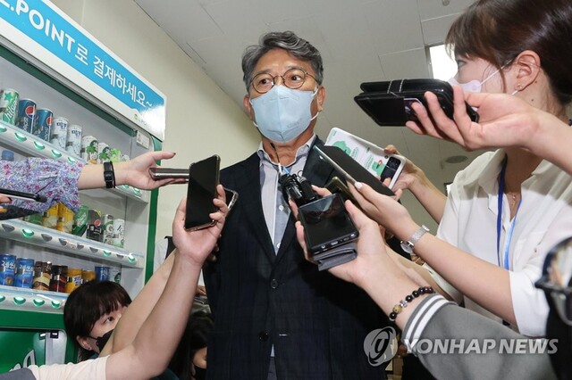 ▲ 곽재선 KG그룹 회장이 지난달 26일 관계인집회가 끝난 후 질의응답을 하는 모습. ⓒ연합뉴스