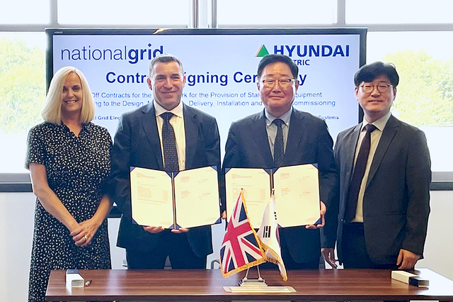 ▲ 조석 현대일렉트릭 대표(오른쪽 두 번째)와 내셔널그리드 마크 브래클리(Mark Brackley) 구매 본부장(왼쪽 두 번째)이 현지시간 6일 영국 내셔널그리드 본사에서 총 474억원 규모의 변압기 공급계약을 체결하고 기념촬영을 하고 있다. ⓒ현대일렉트릭