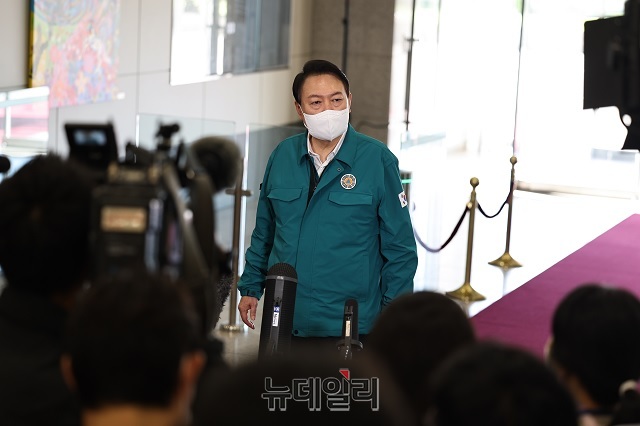 ▲ 윤석열 대통령이 7일 오전 서울 용산 대통령실 출근길에 취재진의 질문에 답하고 있다.ⓒ대통령실 국민소통관실