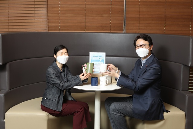 ▲ 종이컵 제로 운동을 시작하면서 임직원들이 기부했던 다회용기를 들어보이고 있다. ⓒ코오롱