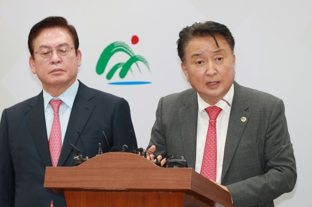▲ 김영환 충북지사와 정우택 의원이 7일 도청 브리핑룸에서 기자회견을 가졌다.ⓒ충북도