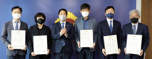 ▲ 상병헌 세종의회 의장(왼쪽 세 번째)이 7일 오전 의장실에서 신규 입법고문과 고문변호사를 위촉한 뒤 기념촬영을 하고 있다.ⓒ세종시의회