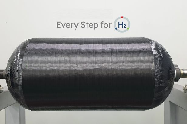 ▲ 롯데케미칼이 국내 최초로 상용화한 건식 와인딩 수소탱크. ⓒ롯데케미칼 제공