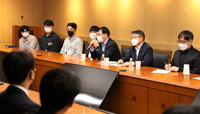 ▲ HDC현대산업개발 경영진과 신입사원들이 간담회를 갖고 있다.ⓒHDC현대산업개발