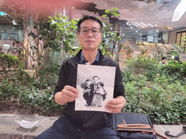 ▲ 황인철, KAL기 납치피해자가족모임 대표가 아버지와 어린시절 찍은 사진을 들고있다ⓒ곽수연 기자