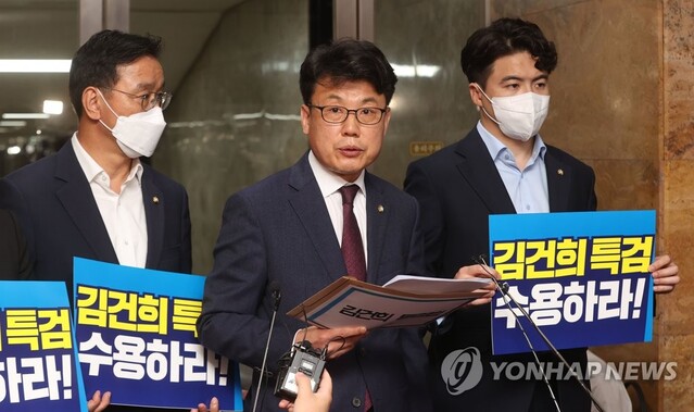 ▲ 더불어민주당 진성준 원내수석부대표가 7일 오후 국회에서 의원총회를 마친 뒤 '김건희 특검법' 발의와 관련해 브리핑하고 있다.ⓒ연합뉴스