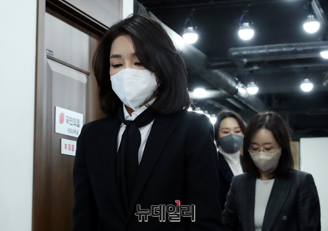 ▲ 윤석열 국민의힘 대선 후보의 아내 김건희 씨가 2021년 12월 26일 오후 서울 여의도 국민의힘 당사에서 허위경력 의혹과 관련해 입장문 발표를 마치고 당사를 나서고 있다.

김 씨는 