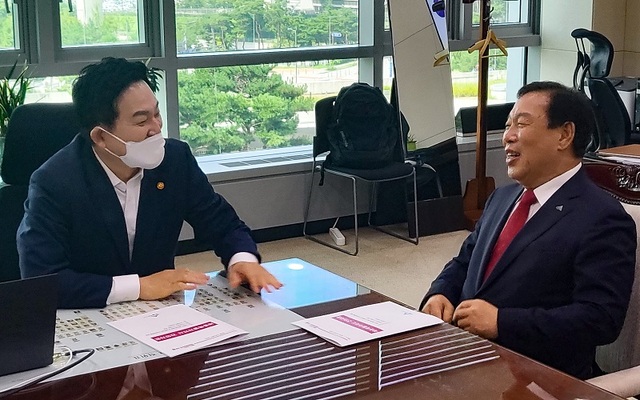 ▲ 최민호 세종시장(오른쪽)이 7일 오후 원희룡 국토부 장관을 예방하고 부동산 3중규제 해제와 세종시민 우선 공급비율 확대 등을 건의하고 있다.ⓒ세종시