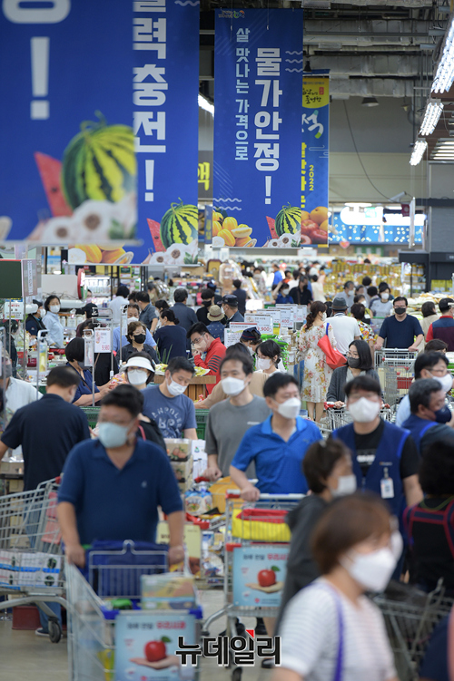 ▲ 7일 서울 서초구 농협 하나로마트 양재점이 살 맛나는 가격으로 판매하는 명절 성수품을 구매하는 고객들로 붐비고 있다. ⓒ농협유통