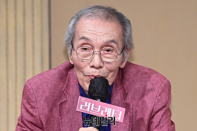 ▲ 배우 오영수가 7일 서울 서초구 예술의전당에서 열린 연극 '러브레터' 제작발표회에서 기자들의 질문에 답하고 있다.ⓒ강민석 기자