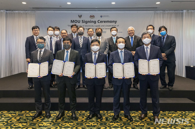 ▲ 앞줄 좌측부터 SEDC에너지 로버트 하딘(Robert Hardin) 사장, 사라왁 전력청 사르비니 수하일리(Sharbini Suhaili) 청장, 롯데케미칼 황진구 기초소재사업 대표(수소에너지사업단장), 포스코홀딩스 유병옥 부사장(친환경미래소재팀장), 삼성엔지니어링 정주성 부사장(경영지원실장). ⓒ롯데케미칼 제공