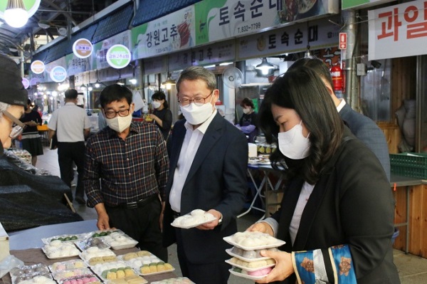 ▲ 대전지방국세청이 추석 명절을 맞아 사회복지시설을 위문하고 전통시장 장보기 행사를 3일간 진행했다.ⓒ대전지방국세청