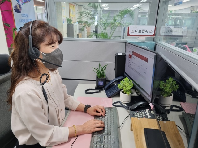 ▲ 태광그룹 인프라 ·레저계열사 티시스는 독거노인 종합지원센터와 함께 홀로 계신 어르신과 콜센터 직원을 매칭해 주 2회 이상 안부전화를 드리는 '사랑 잇는 전화'를 진행하고 있다.ⓒ태광그룹