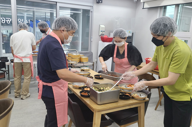 ▲ CJ대한통운 임직원들이 약수 지역 독거 어르신들에게 배달될 도시락을 포장하고 있다. ⓒCJ대한통운
