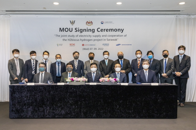 ▲ 말레이시아 사라왁 H2biscus 청정 수소 프로젝트를 위한 수력기반 재생전력공급에 대한 업무협약 모습. ⓒ 삼성엔지니어링