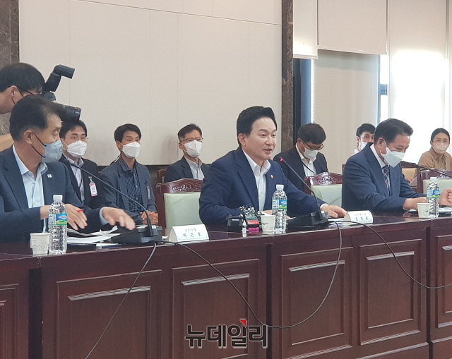 ▲ 원희룡 국토교통부 장관(가운데)이 8일 오후 정부서울청사 19층 대회의실에서 가진 1기 신도시 지자체장 간담회에서 모두발언을 하고 있다.ⓒ박정환 기자