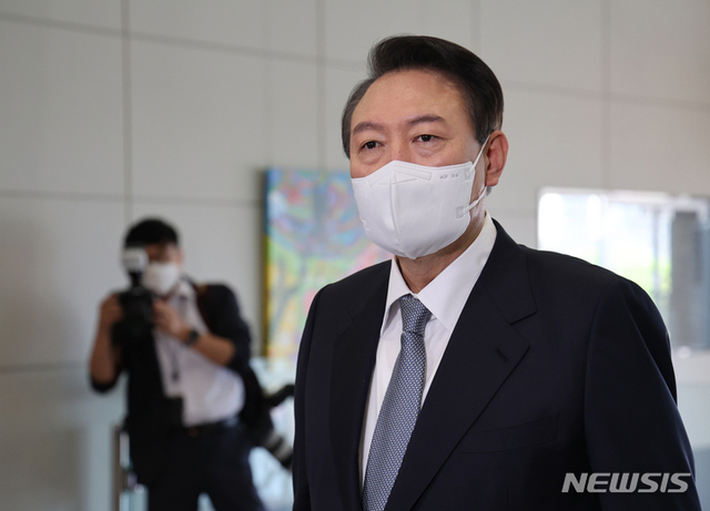 ▲ 윤석열 대통령이 8일 서울 용산 대통령실 청사로 출근하며 취재진 질문에 답하고 있다. ⓒ뉴시스