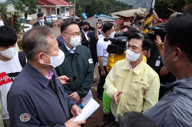 ▲ 김태흠 충남도지사가 지난달 16일 부여를 찾은 이상민 행정안전부장관에게 부여·청양 지역 수해 현황을 설명하며 부여와 청양 지역 등에 대한 특별재난지역 선포를 공식 요청하고 있다.ⓒ충남도