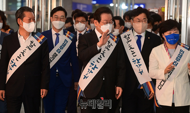 ▲ 이재명 더불어민주당 대표와 지도부가 8일 오전 서울 용산역을 찾아 추석 귀성인사 하기 위해 이동하고 있다. ⓒ정상윤 기자