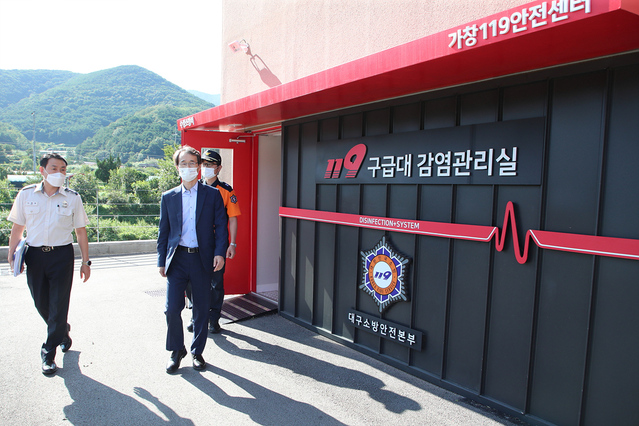 ▲ 김종한 대구시 행정부시장은 지난 7일 코로나19 검체검사 전담기관인 보건환경연구원과 교통정보서비스센터, 가창119안전센터를 방문해 근무자들의 노고를 격려했다.ⓒ대구시