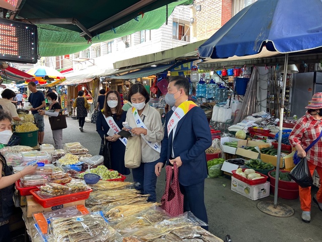 ▲ 이종화 대구시 경제부시장은 추석 명절을 맞아 8일 오후 산격종합시장 내 대구경북상생센터를 찾아 온누리상품권으로 물품을 구매하고 있다.ⓒ대구시