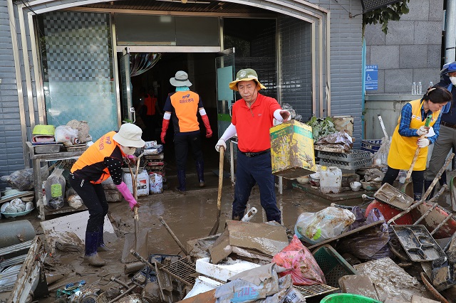 ▲ 권기창 안동시장은 태풍 ‘힌남노’ 내습으로 대규모 피해를 입은 포항에 피해 복구인력 185명과 함께 8일 복구작업에 직접 참여했다.ⓒ안동시