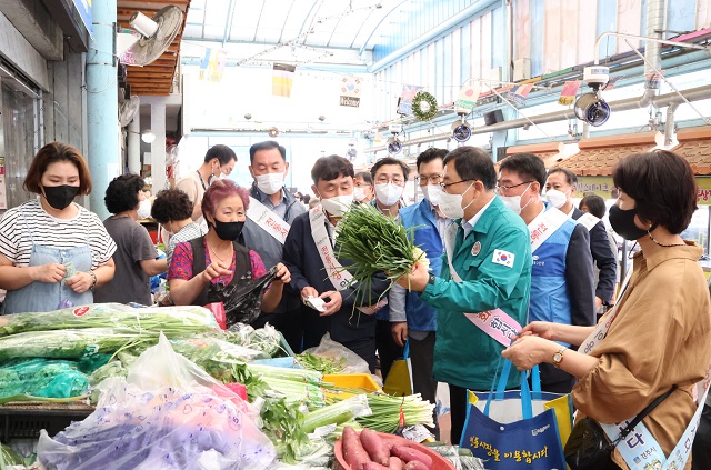 ▲ 주낙영 시장은 추석을 앞둔 8일 오전 중앙시장을 찾아 직접 장을 보며 태풍 ‘힌남노’ 피해로 인한 소비심리 위축과 코로나19 장기화 등으로 어려움을 겪는 상인들을 응원했다.ⓒ경주시