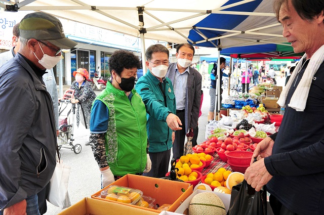 ▲ 군위군은 추석명절을 맞아 지난 5일에 의흥시장과 8일 군위시장을 방문해 전통시장 장보기 행사를 대대적으로 추진했다.ⓒ군위군