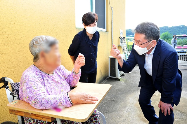 ▲ 김진열 군수는 지난 7일 추석을 맞아 넉넉하고 인정 넘치는 명절을 보낼 수 있도록 관내 사회복지시설 찾아 위문하고 따뜻한 마음을 전하고 있다.ⓒ군위군