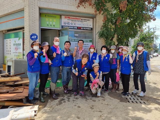 ▲ 봉화군새마을협의회 및 바르게살기봉화군협의회는 8일 태풍 힌남노의 직격탄을 맞은 경주와 포항을 각각 방문해 피해복구 봉사활동에 참여하고 있다.ⓒ봉화군