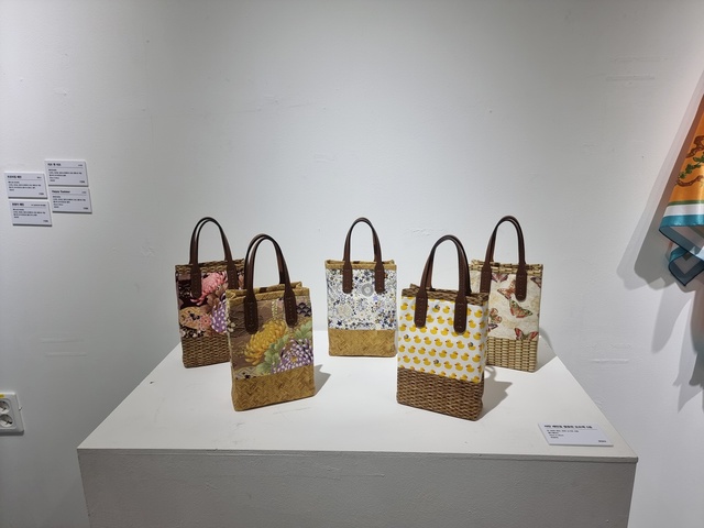 ▲ 권창모 작품의 라탄 패턴을 활용한 토트백 5종.ⓒ대구 패턴 
 디자인 연구회