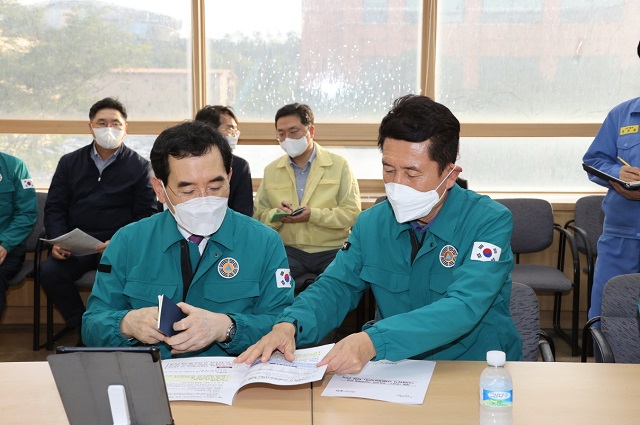 ▲ 이강덕 포항시장(오른쪽)이 이창양 산업부 장관에게 ‘산업위기 선제대응지역’으로 지정해 달라고 적극 건의하고 있다.ⓒ포항시