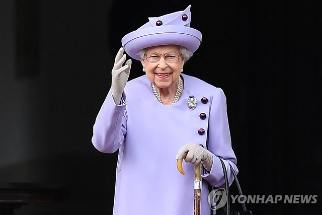 ▲ 엘리자베스 2세 여왕이 지난 6월 28일 스코틀랜드 에든버러 홀리루드하우스 궁전에서 열린 퍼레이드에서 참석자들에게 손을 들어 인사를 하고 있는 모습.ⓒ연합뉴스