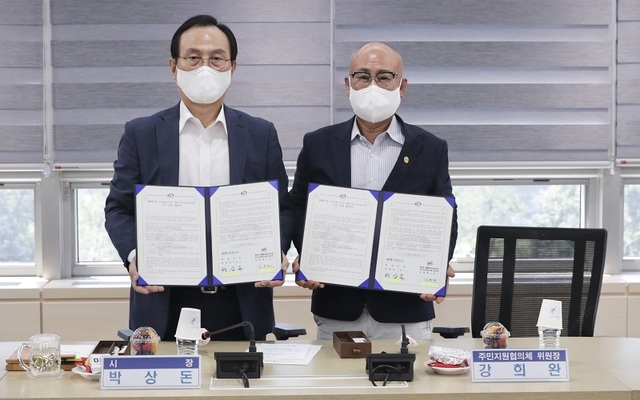 ▲ 천안시가 지난 8일 시청에서 백석동 생활폐기물 소각시설 주민지원협의체와 아산시 비상대책위원회 위원 등이 참석한 가운데 생활폐기물소각시설(1호기)대체시설 설치를 위한 상호협력 협약식을 가졌다.ⓒ천안시