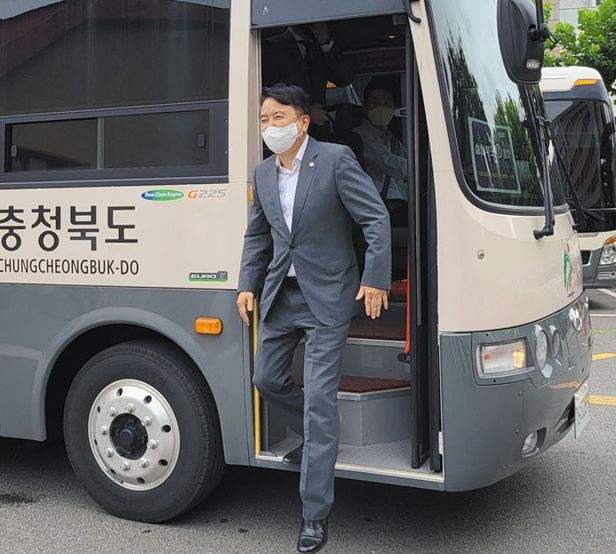 ▲ 김영환 충북도지사가 지난달 ‘차 없는 도청’공간 조성을 시행하자 승용차 대신 도청버스를 이용해 출근하고 있다.ⓒ충북도
