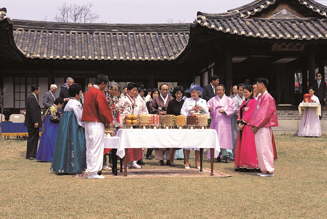 ▲ 엘리자베스 여왕이 하회마을 찾아 73세 생일상을 받고 있다.ⓒ안동시