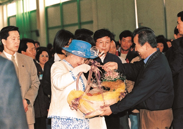 ▲ 여왕이 안동농산물도매시장을 방문해 안동사과를 선물받고 있다.ⓒ안동시