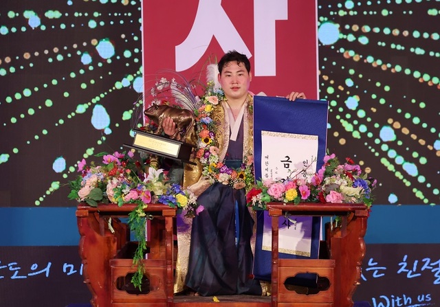 ▲ 증평군청 인삼씨름단 소속 이민호가 ‘위더스제약 2022 추석장사씨름대회’에서 금강급(90㎏ 이하) 정상을 차지했다. 이민호의 수상직 후 모습.ⓒ증평군