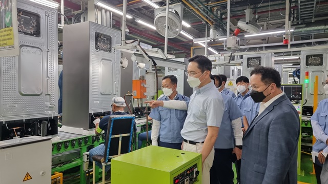 ▲ 이재용 삼성전자 부회장이 지난 9일(현지 시각) 삼성전자 멕시코 케레타로 냉장고 생산 공장을 점검하는 모습. ⓒ삼성전자