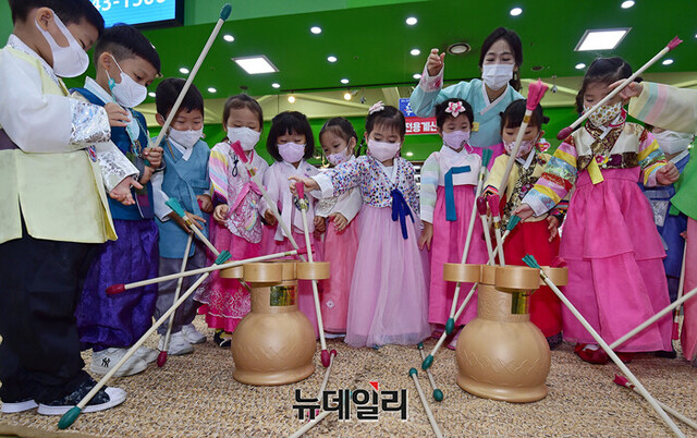 ▲ 추석을 맞이해 민속놀이를 즐기는 아이들 모습. ⓒ정상윤 기자