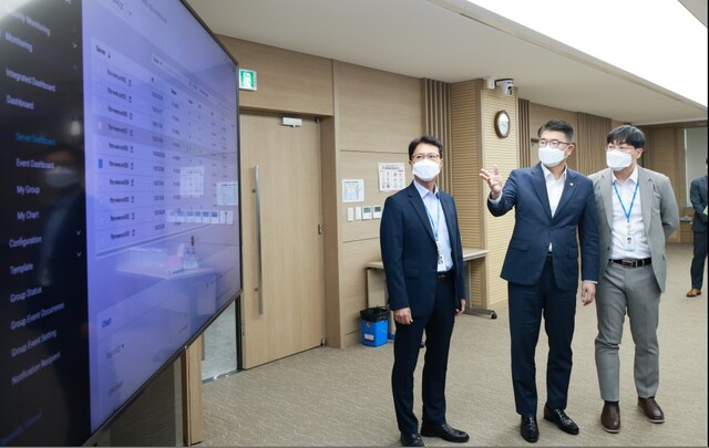 ▲ 장상윤 교육부 차관이 추석연휴 마지막 날인 12일 오후 충북 진천에 있는 한국교육과정평가원을 찾아 맞춤형 학업성취도 자율평가 준비사항을 보고받고 현장지원 대응체계를 점검하고 있다.ⓒ교육부