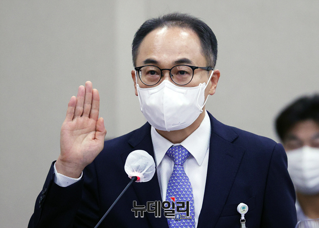 ▲ 이원석 검찰총장 후보자가 5일 국회 법제사법위원회에서 열린 인사청문회에서 선서를 하고 있다.ⓒ이종현 기자(공동취재사진)
