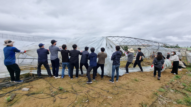 ▲ 경북 영주시는 추석 연휴가 끝난 13일부터 17일까지 5일간 태풍 힌남노로 큰 수해가 발생한 포항시 피해지역의 신속한 복구를 위해 공무원 1일 30명 총 150여 명을 파견해 수해복구 지원에 나섰다.ⓒ영주시