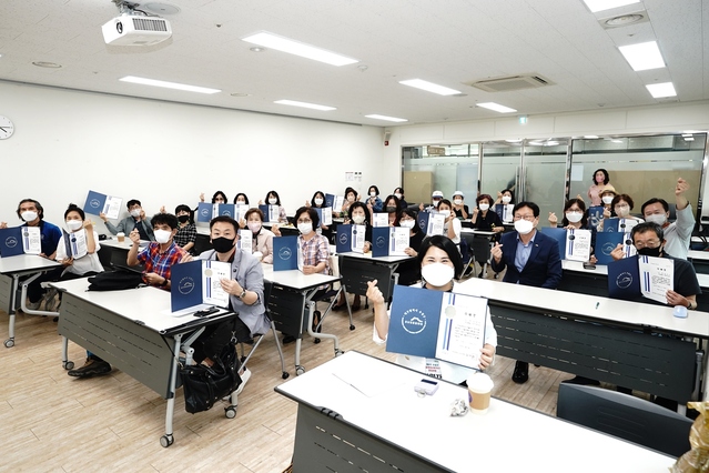 ▲ 대구 수성구(구청장 김대권)는 지난 8일 평생학습관 대강의실에서 ‘제8기 수성구 마을평생교육지도자 양성과정’ 수료식을 가졌다.ⓒ수성구