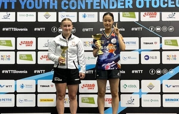 ▲ 대전 호수돈여중 최나현 선수(오른쪽)가 지난달 30일부터 슬로베니아오토세크와크로아티아바라주딘에서 개최된 ‘WTT유스컨텐더오토세크’U-15 여자 단식경기에서 우승을 차지한 가운데 기념촬영을 하고 있다.ⓒ대전교육청