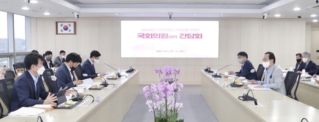 ▲ 박상돈 천안시장과 천안 지역구 국회의원들이 13일 시청에서 지역현안 해결을 위해 국비 확보 전략을 협의하고 있다.ⓒ천안시