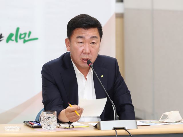 ▲ 이범석 청주시장이 13일 임시청사 소회의실에서 주간업무보고를 주재하고 있다.ⓒ청주시